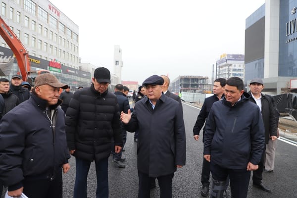 К.Ташиев ЦУМдун жанындагы жолду тарыткан конструкцияларды дароо бузуу тапшырмасын берди