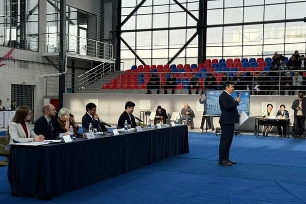 Киев көчөсү жөө адамдар менен трамвай жүрө турган жол болот