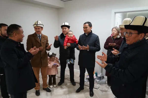 Жеке ишкер 7 манасчыга батир белек кылды