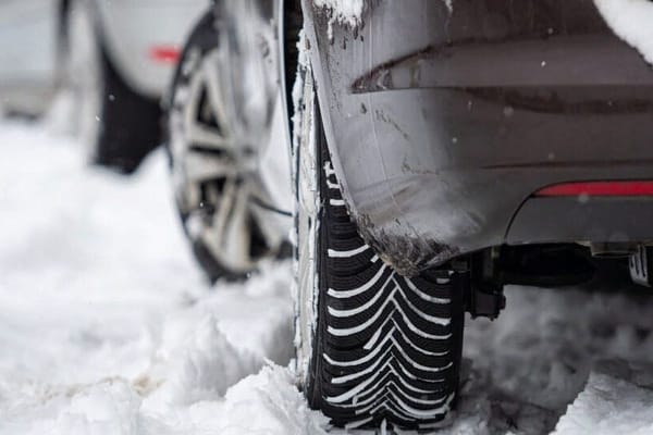 Жол кырсыгын алдын алуу үчүн ӨКМ унаалардын дөңгөлөгүн кышкыга алмаштырууну сунуштайт