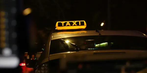 Такси айдоочулары МинКабдан лицензиялоо тартибин жөнөкөйлөтүүнү суранышты