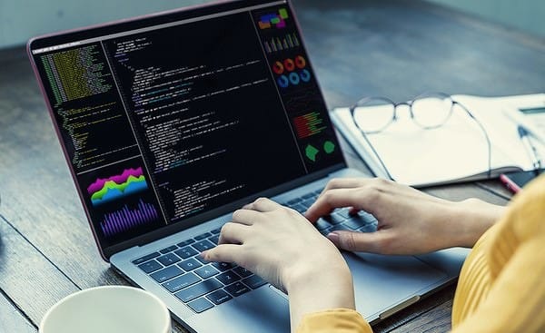 Жаңы Эмгек кодексинде аралыктан иштөөчүлөрдүн укугу корголот