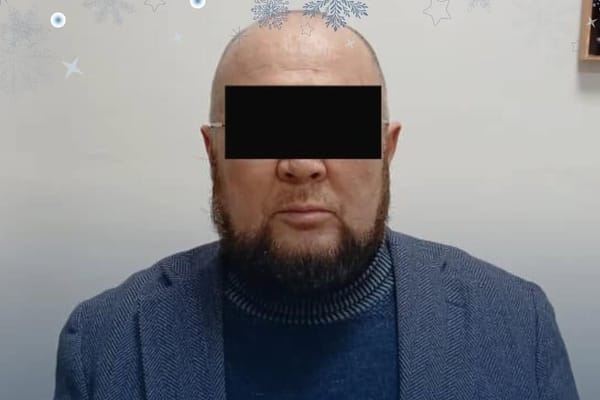 Алдамчылык фактысы жана үй-бүлөөлүк зомбулук менен шектелип, экс депутат кармалды