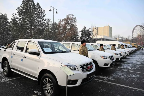 МинКаб төрагасы Адылбек Касымалиев Коргоо министрлигине 81 унаанын ачкычын тапшырды