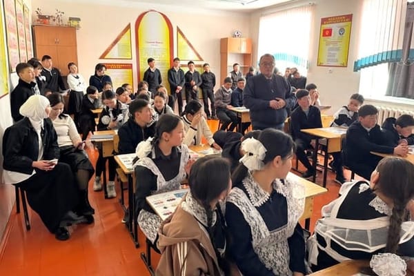 Нарын өрөөнүнүн окуучуларына финансылык сабаттуулук сабактары берилүүдө