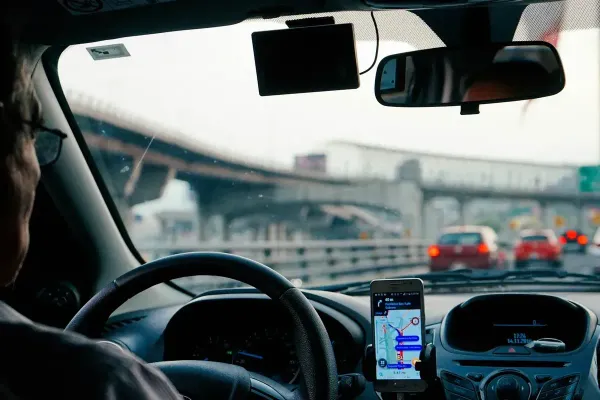 Лицензиялоо боюнча ызы-чуу: он миңдеген айдоочулар такси рыногунан чыгып кетүү коркунучунда