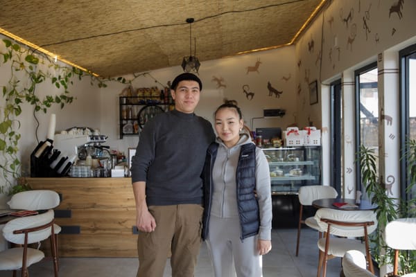 Радиочудан бар ээсине чейин: баткендик журналисттердин үй-бүлөсү кантип кофекана ачкан?