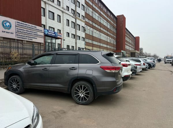 Бишкектеги Исакеев көчөсүндөгү унаа токтотуучу жай акы төлөнүүчү тартипке өттү