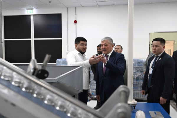 Адылбек Касымалиев БАЭдеги кыргызстандыктар негиздеген суу заводуна барды