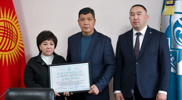 "Үмүт үйүнө" 2 млн сомдон ашык камсыздандыруу сертификаты тапшырылды