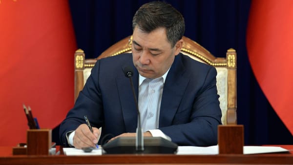 Президент "Кызмат" мамлекеттик ишканасын өзүн өзү каржылоого өткөрдү