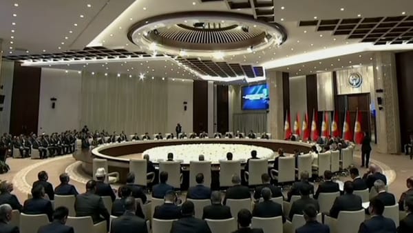 Садыр Жапаров: Жыл аягына чейин 20 миң үй-бүлө үйлүү болот