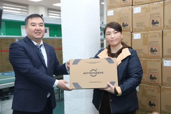 Кыргызстандын 20 миң 286 мугалимине "Алтын Казык" ноутбуктары берилди