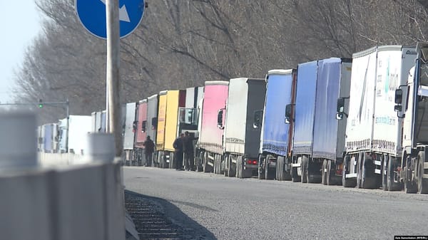 Кыргыз-казак чек арасындагы кезек күтүүлөр эмнеге узарды?