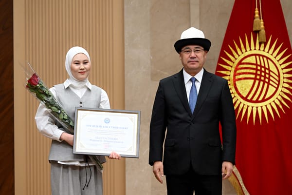 Кыргызстанда 90 студентке Президенттик стипендия берилди