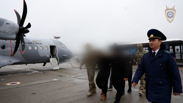 Кыргызстан эл аралык издөөдө жүргөн эки адамды Польшага өткөрүп берди