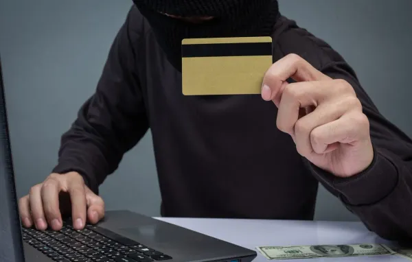 Чет өлкөдө коопсуз иштөө: шылуундардын тузагына түшпөңүз