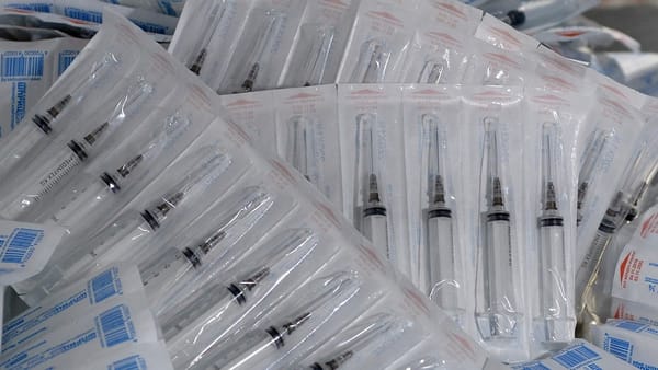 Садыр Жапаров атамекендик шприцти сатып алууну текшерүү тапшырмасын берди