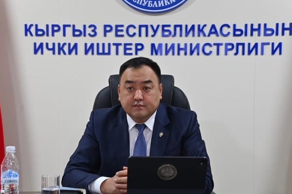 ИИМ министри коомдук жайда тамеки тартканы үчүн айып пул төлөдү