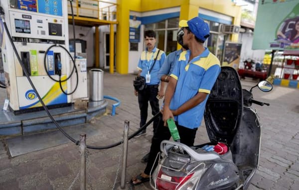Индияда бензин, дизель тартыштыгынан эл дүрбөлөңгө түштү