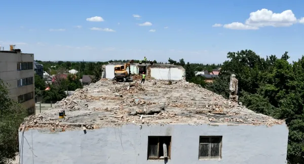 КУУнун №4 жатаканасынын ордуна 16 кабаттуу имарат курулуп жатат