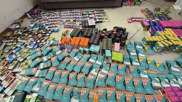 Салык кызматы 3 млн сомдук тыюу салынган электрондук сигаретти кармады