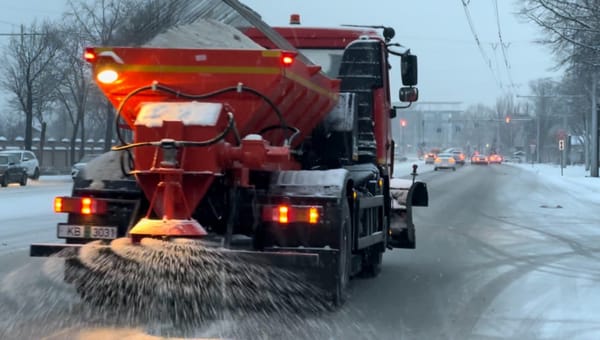 Бишкек көчөлөрүнө 581 тонна техникалык туз себилди