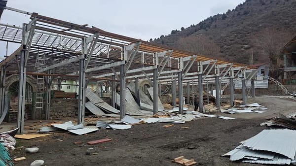 Оштогу суу коргоо зонасындагы мыйзамсыз курулуштар буздурулууда