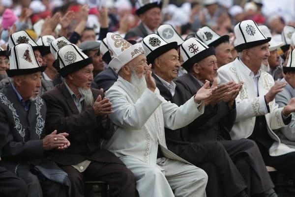 Президенти Садыр Жапаров кыргызстандыктарды Аталар күнү менен куттуктады