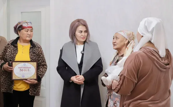 Ош шаарындагы үч эмдин ата-энесине шаар мэри 50 миң сом берди