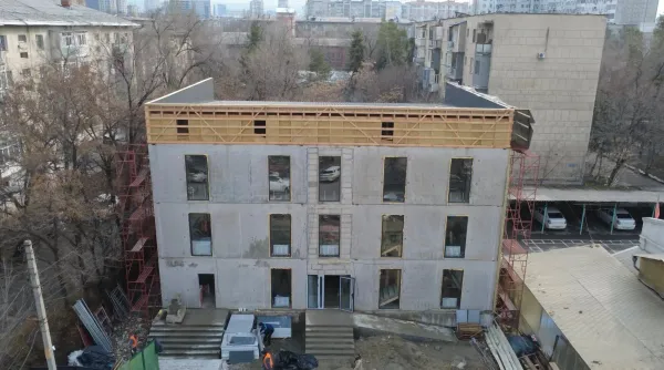 А.Касымалиев 4 күндө тургузулган имараттын өзгөчөлүгү менен таанышты