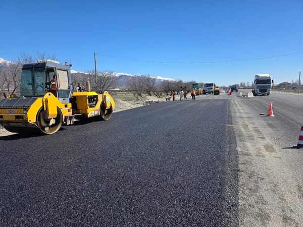 Корумду–Балбай Баатыр жолунда асфальттын экинчи катмары төшөлүүдө