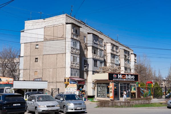 Бишкекте турак үйлөрдүн жанында убактылуу курулмаларга тыюу салынды