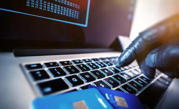 Бишкекте милиция кызматкерлери  интернет-алдамчылардын уюшкан тобун аныкташты