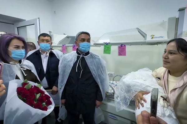 Ош шаарында төрт эм төрөлгөн үй-бүлөгө батир белекке берилди